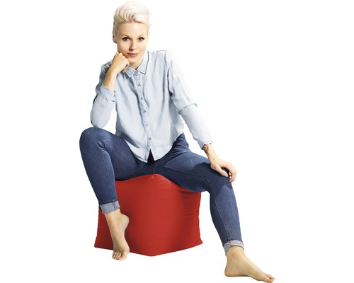 Frau sitzt auf einem Sitzwürfel