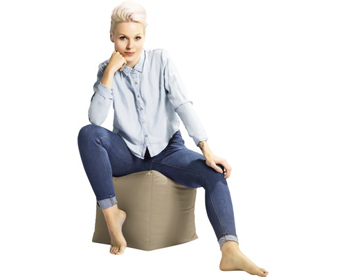 Frau sitzt auf einem Sitzwürfel
