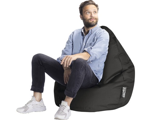 Mann sitzt auf einem schwarzen Sitzsack
