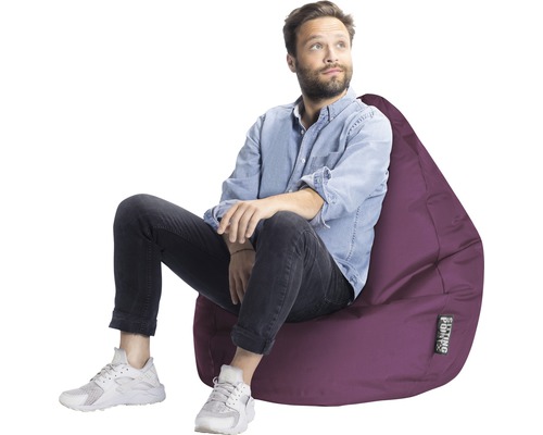 Mann sitzt auf einem Sitzsack