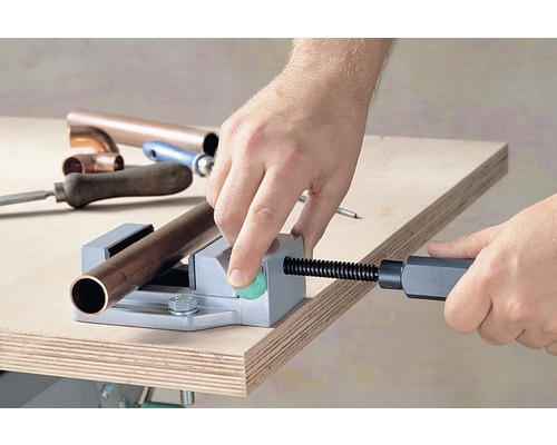 Rohr in Schraubstock auf Werkbank eingespannt