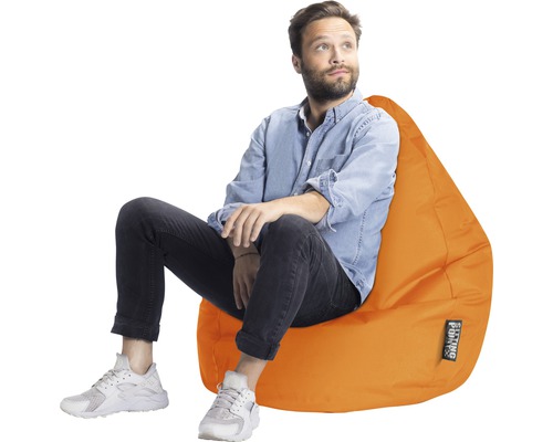 Mann sitzt auf einem orangefarbenen Sitzsack