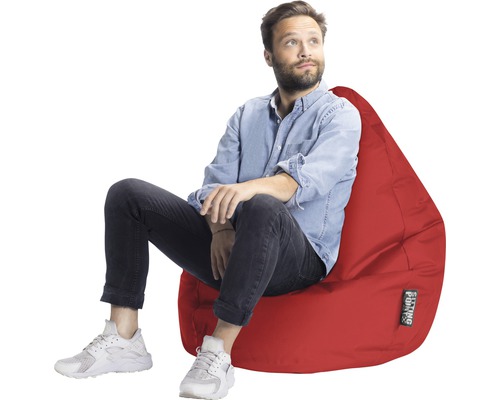 Mann sitzt auf einem roten Sitzsack