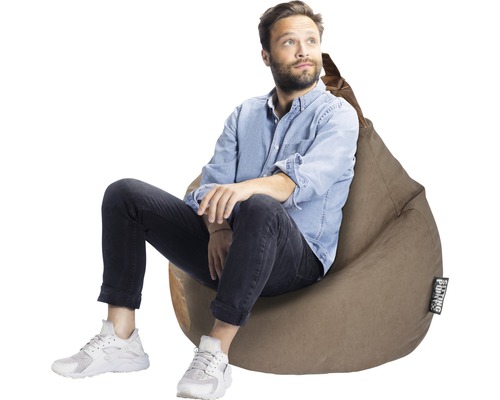 Mann sitzt auf einem braunen Sitzsack.