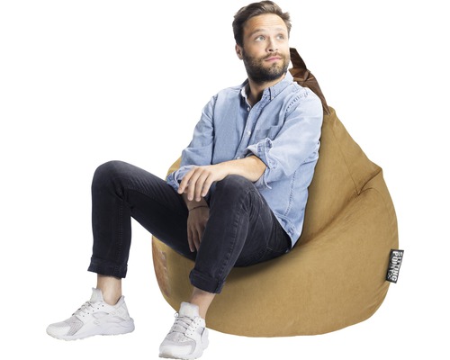 Mann sitzt auf einem Sitzsack