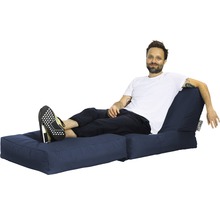 Mann entspannt sich auf einem blauen Loungesofa.
