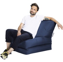 Mann sitzt entspannt auf einem blauen Sitzsack Sessel.