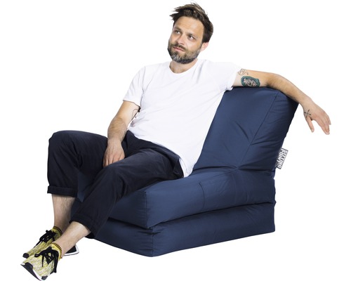 Mann sitzt entspannt auf einem blauen Sitzsack Sessel.