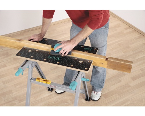 Mann schleift Holz auf einer Wolfcraft Werkbank