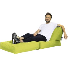 Mann entspannt sich auf einem hellen Sitzsack mit Fußhocker