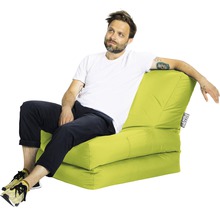 Mann sitzt auf einem grünen Sitzsackstuhl