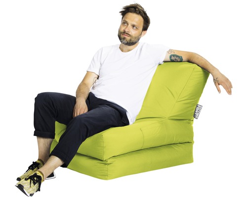 Mann sitzt auf einem grünen Sitzsackstuhl