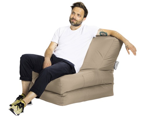 Mann sitzt auf einem beigen Sitzsack-Sofa