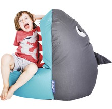Junge sitzt auf einem Sitzsack in Form eines Hais