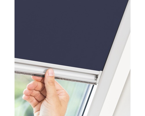 Dachfensterrollo wird per Hand bedient