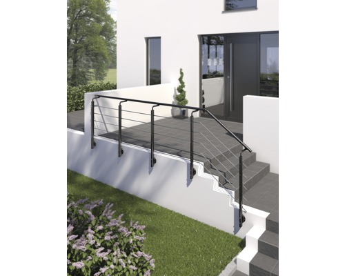 Außenaufnahme eines Hauses mit einem Edelstahlgeländer an einer Treppe
