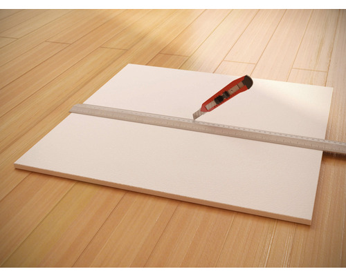 Schaumstoffplatte mit Lineal und Cutter