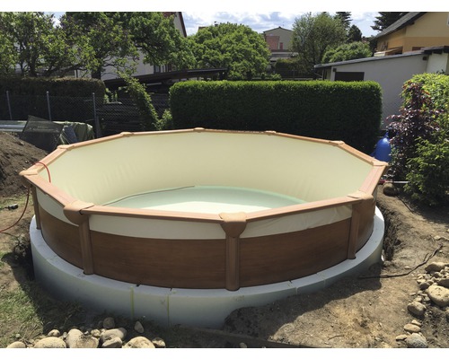 Aufstellpool im Garten mit Holzverkleidung und Innenfolie