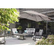 Terrasse mit Gartenmöbeln und Sonnenschirm für den Aussenbereich