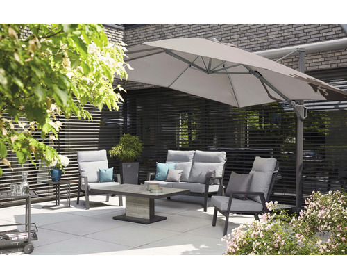 Terrasse mit Gartenmöbeln und Sonnenschirm für den Aussenbereich