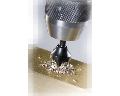 Ansenker beim Ansenken eines Metallstücks