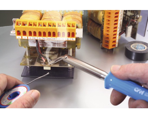 Löten von elektrischen Bauteilen mit Lötkolben und Lötdraht