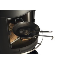 Grill mit Holzkohle, einer Bratpfanne, einem Pfannenwender und Grillbesteck