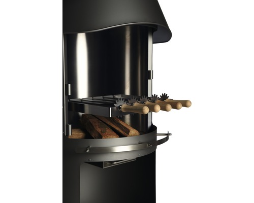 Holzkohlegrill mit Spießen und Brennholz