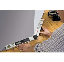 Eine digitale Winkelmesser in Verwendung, zur Messung eines Winkels an einer Wand.
