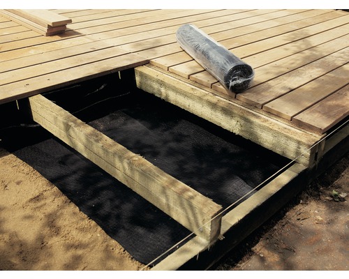 Aufbau einer Holzterrasse mit Unkrautvlies und Holzbalken