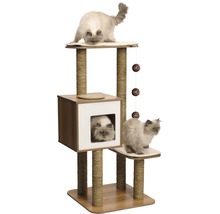Katzenkratzbaum mit Liegeflächen, Höhle und Sisalstämmen mit drei Katzen