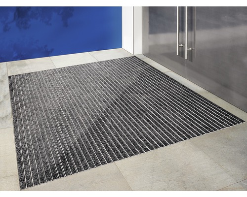 Fußmatte mit Aluminiumprofilen vor einer Tür