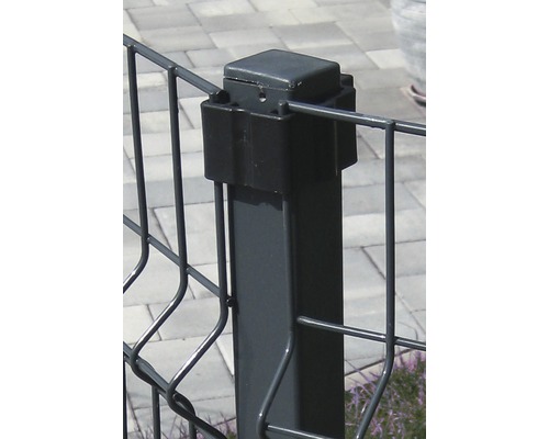 Metallzaunpfosten mit Abdeckung und Befestigungsklammern