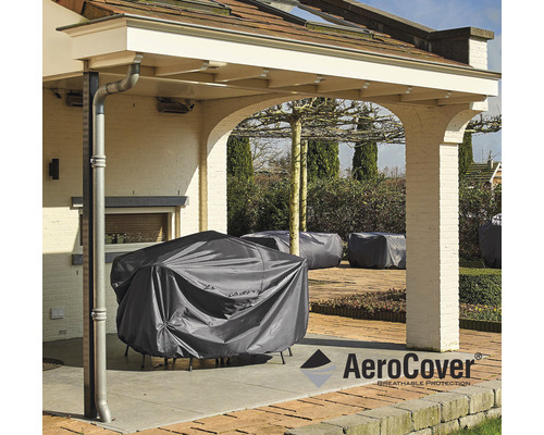 Abgedeckte Gartenmöbel unter einer Überdachung mit AeroCover Logo