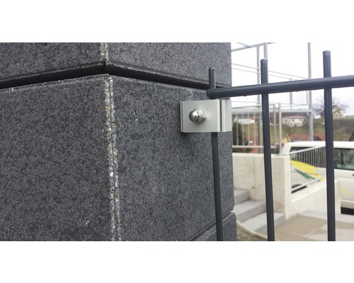 Detailaufnahme einer Zaunbefestigung an einem Betonpfeiler