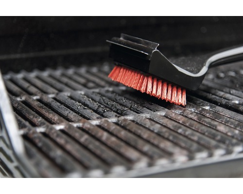 Grillbürste auf einem Grillrost