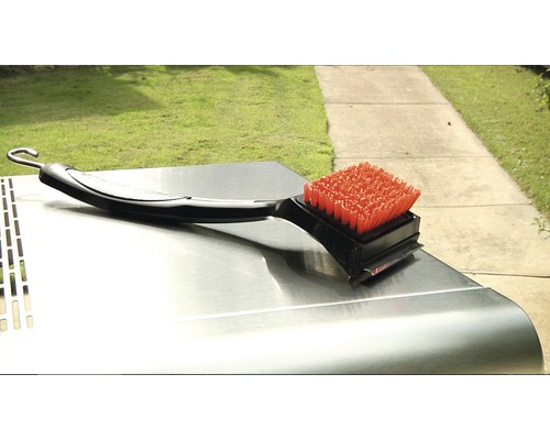 Grillbürste mit Borsten und Schaber