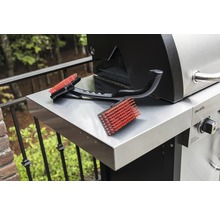 Grillbürsten-Set neben einem Grill