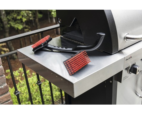 Grillbürsten-Set neben einem Grill