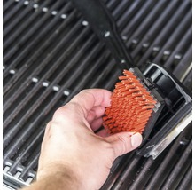 Reinigung einer Grillfläche mit einer Grillbürste