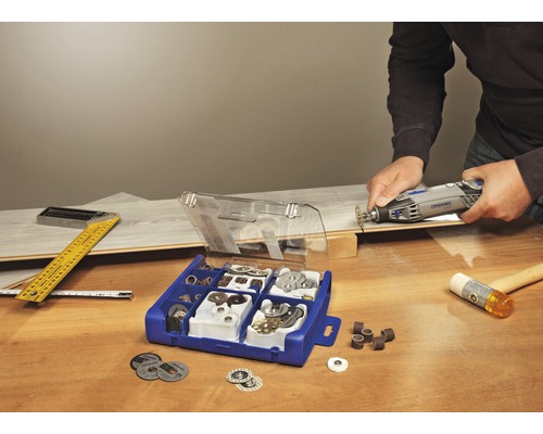 Dremel Multifunktionswerkzeug im Einsatz mit Zubehörsatz auf einer Holzwerkbank