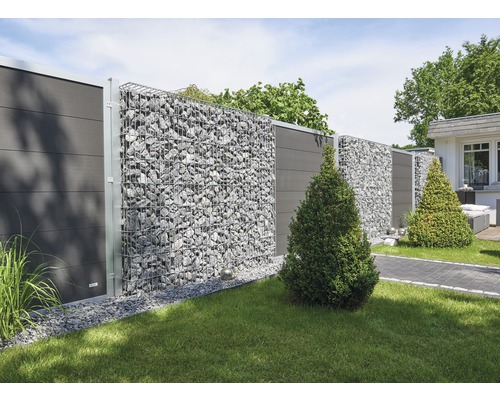 Garten mit Gabionenzaun und Holzelementen zur Grundstückseinfriedung