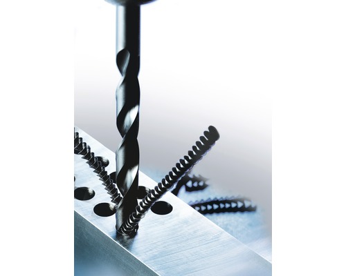 Spiralbohrer bohrt in Metallstück mit Schrauben