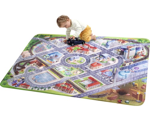 Kind spielt auf einem Spielteppich mit Stadtmotiv
