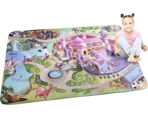 Mädchen sitzt auf einem Spielteppich mit Märchenschloss-Motiv