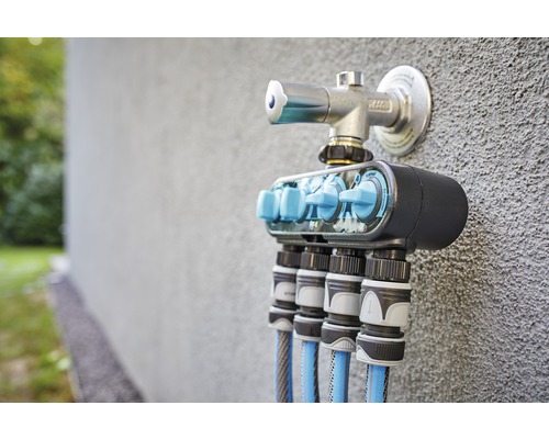 Gartenbewässerungssystem mit Wasserhahnanschluss und vier Anschlüssen für Gartenschläuche