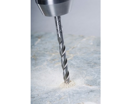 Ein Spiralbohrer bohrt ein Loch in eine Oberfläche.