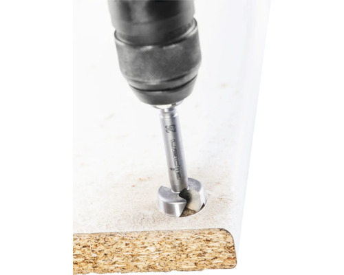 Forstnerbohrer im Einsatz zum Bohren eines Lochs in ein Holzstück