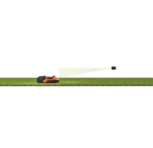 Rasenroboter mit Sensor auf Grünfläche