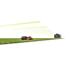 Rasenmähroboter auf Rasenfläche vor einem Haus